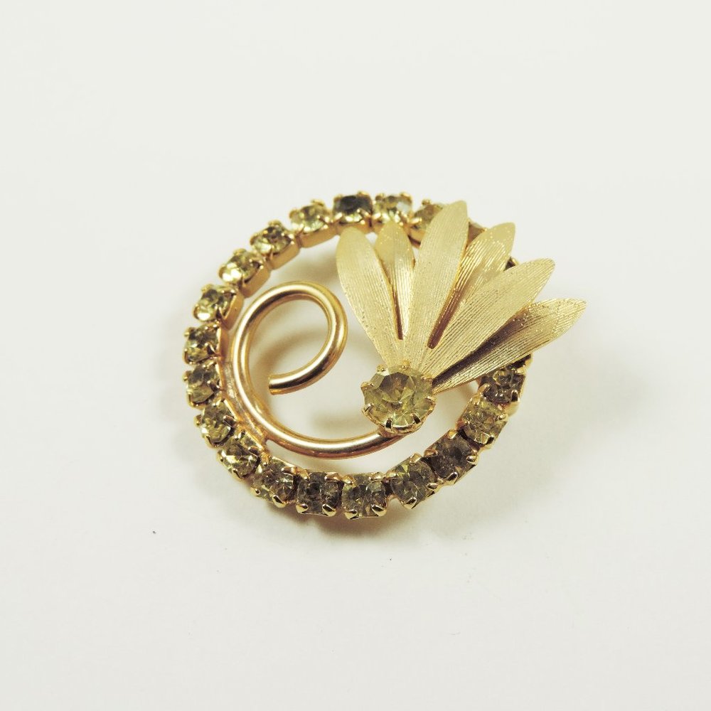Vintage | Floral brooch with Green Rhinestones